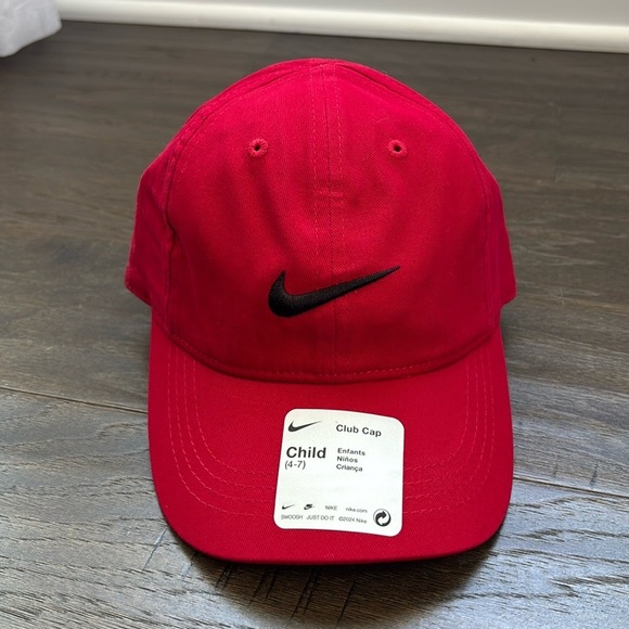 Nike Club Cap, Nike swoosh embroidered logo, velcro back, 6 vent panel - Picture 1 of 10